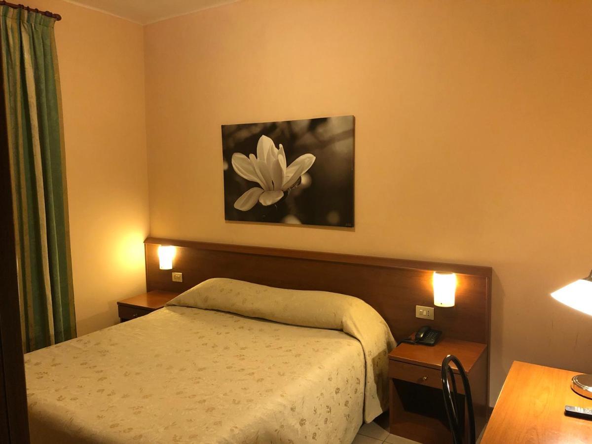 Hotel Paradiso Милан Экстерьер фото