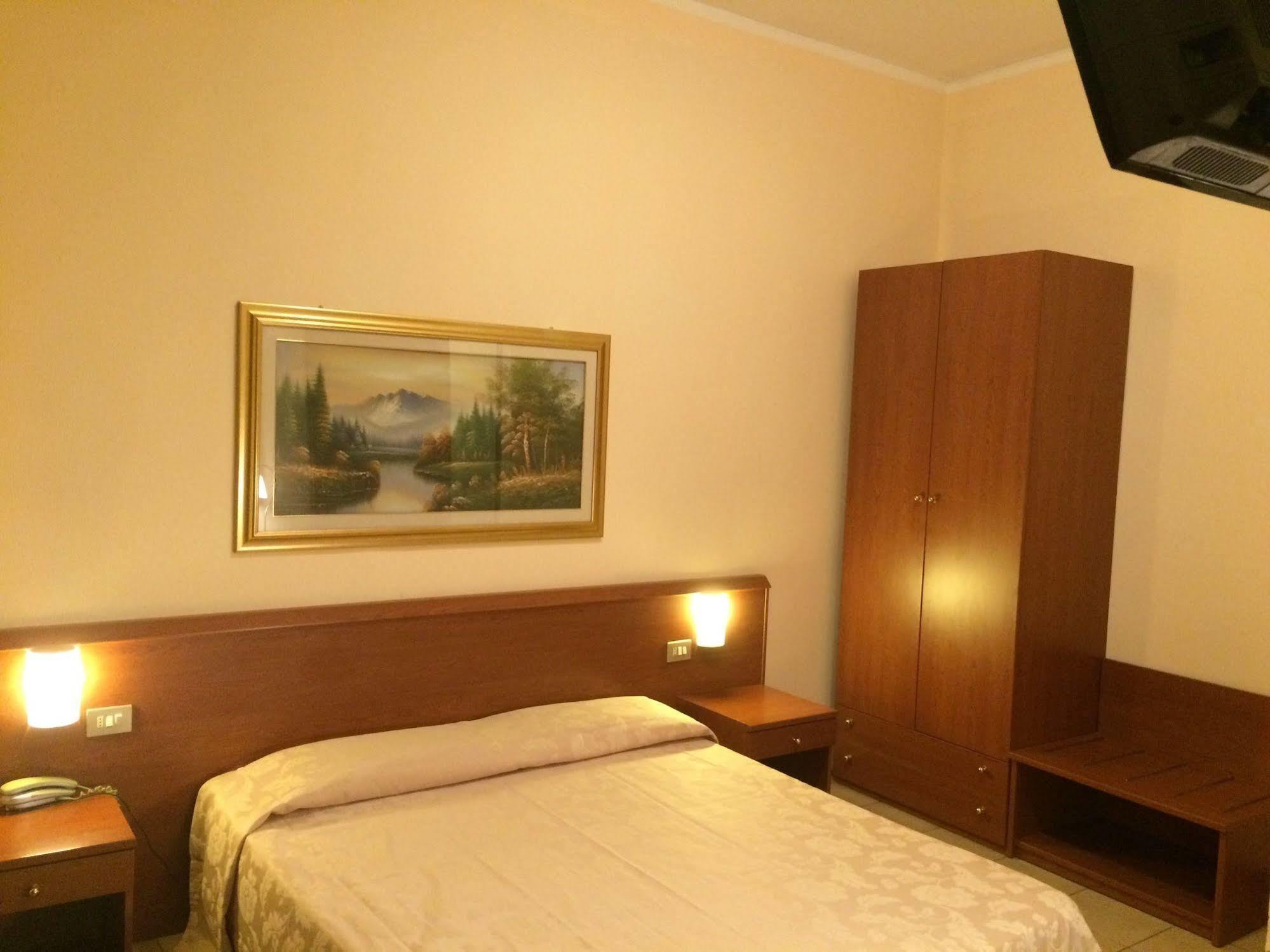 Hotel Paradiso Милан Экстерьер фото